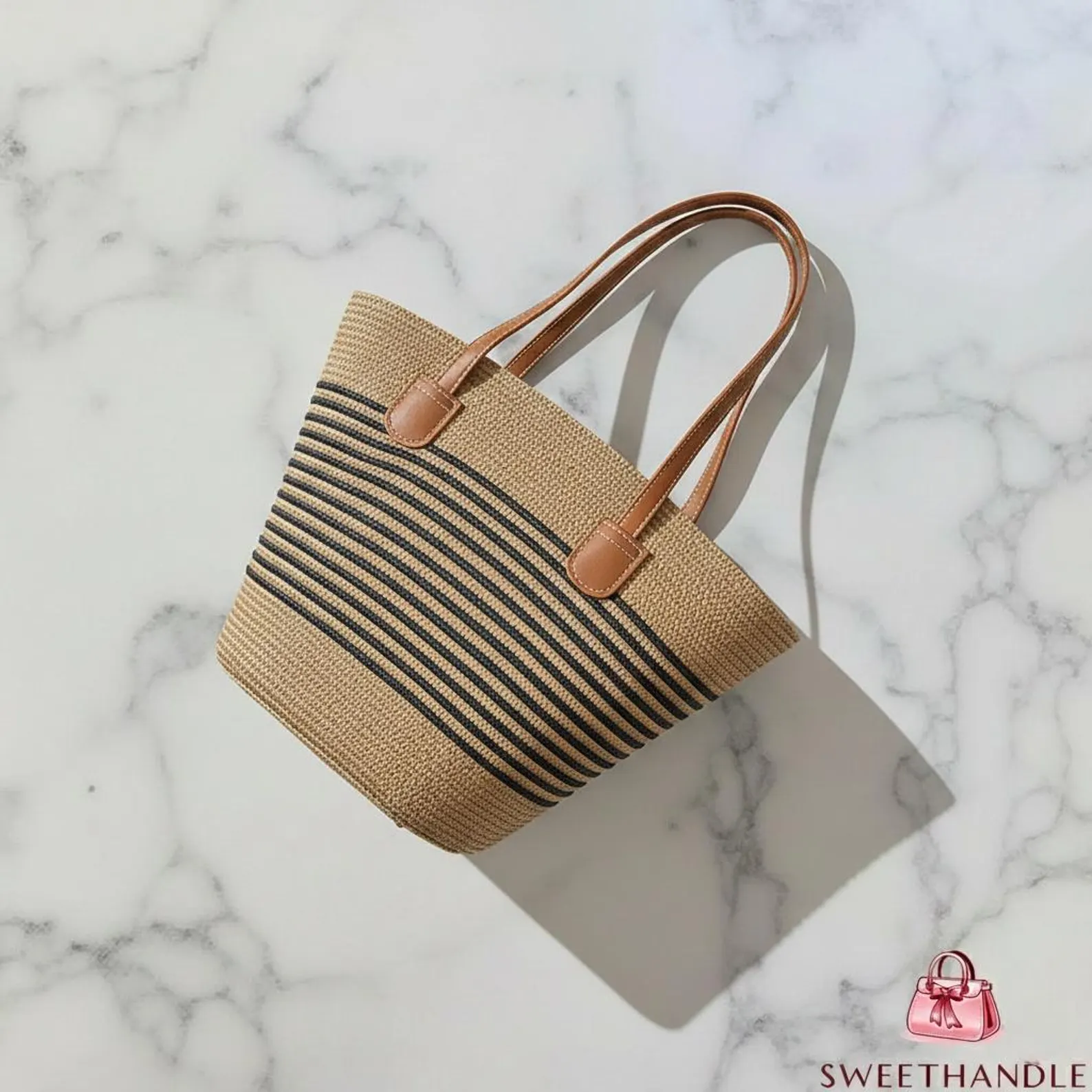 Sac et chapeau en paille sur fond naturel